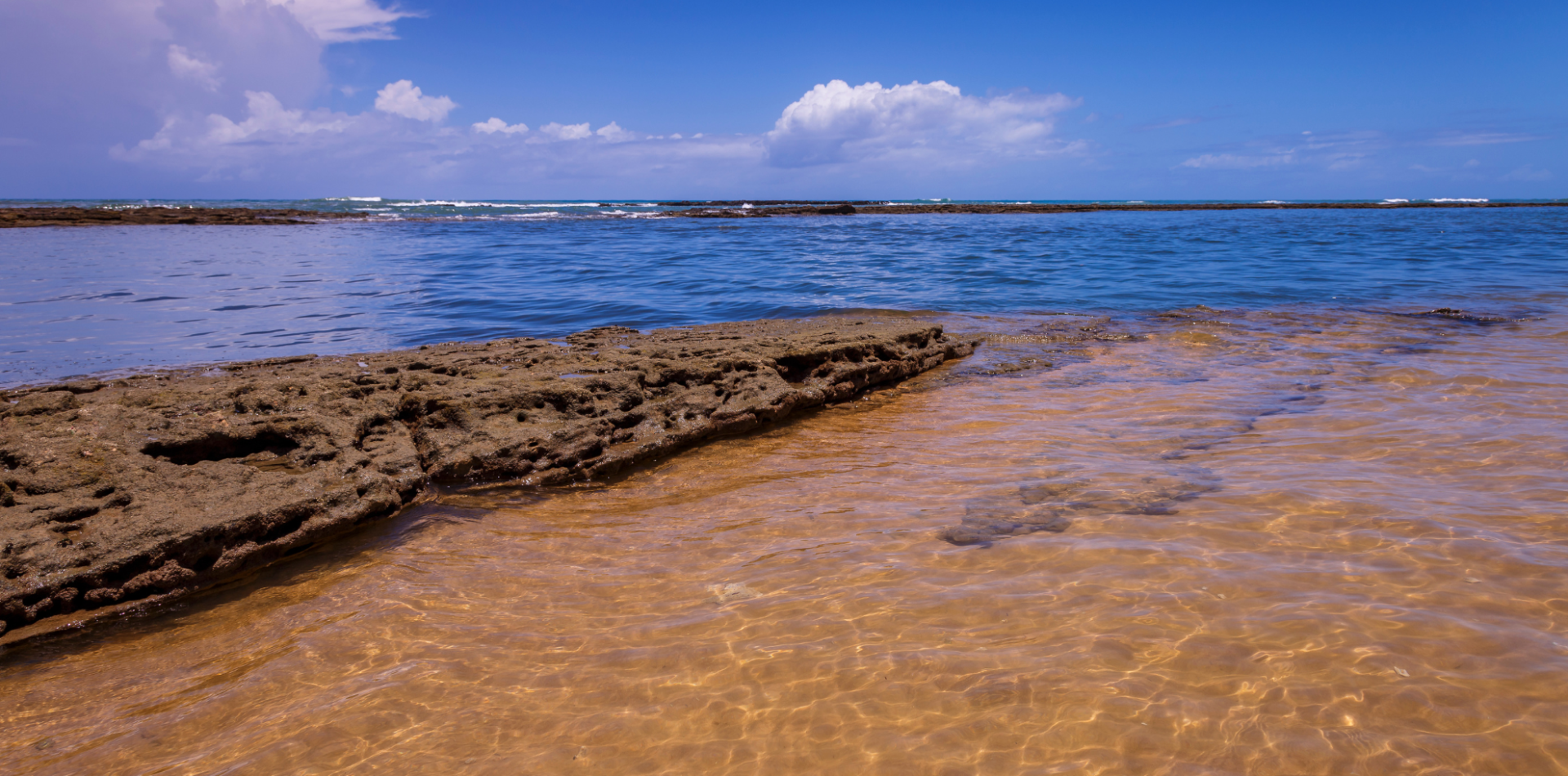 Mar e pedras com água cristalina em Arraial d Ajuda