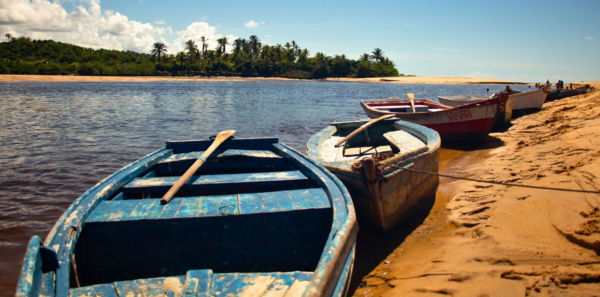 Barcos nas margens do Rio Caraiva