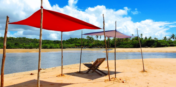 Tendas coloridas nas margens do Rio Carava