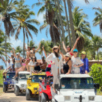 Grupo de pessoas posando em fileira de Buggys antes de inicia o passeio.